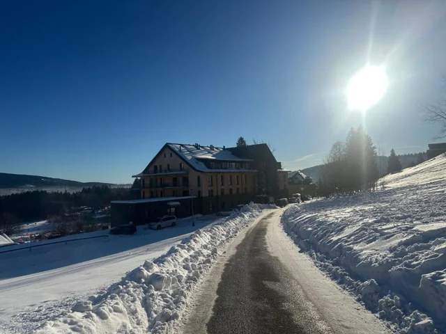 Zasněžené okolí domu SKI&BIKE