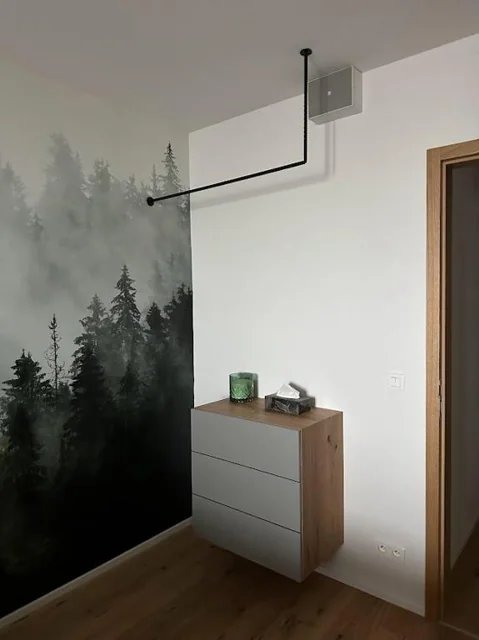 Lesní tapeta a komoda v apartmánu