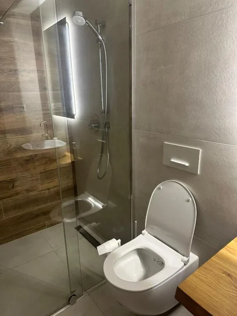 Koupelna apartmánu se sprchovým koutem