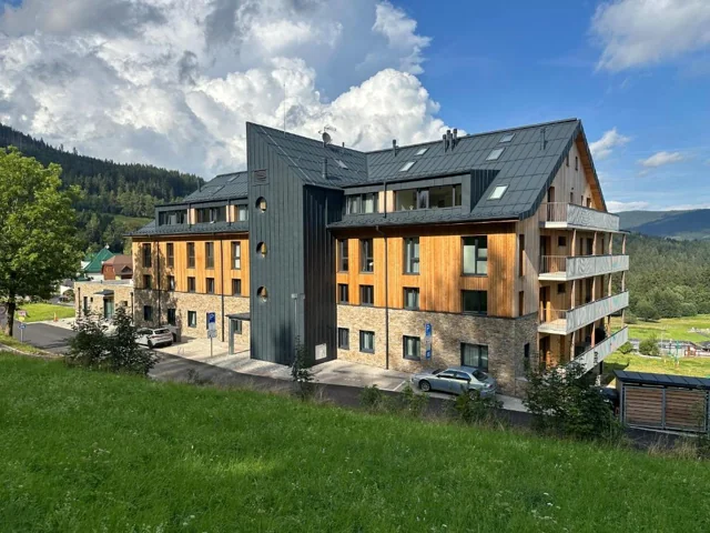 Letní exteriér domu se soukromým apartmánem 201